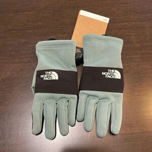 New with tags, kids infants gloves. Size Large